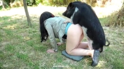 Порнуха с кабаном вынудила Ариэль оголить зад в необычном месте